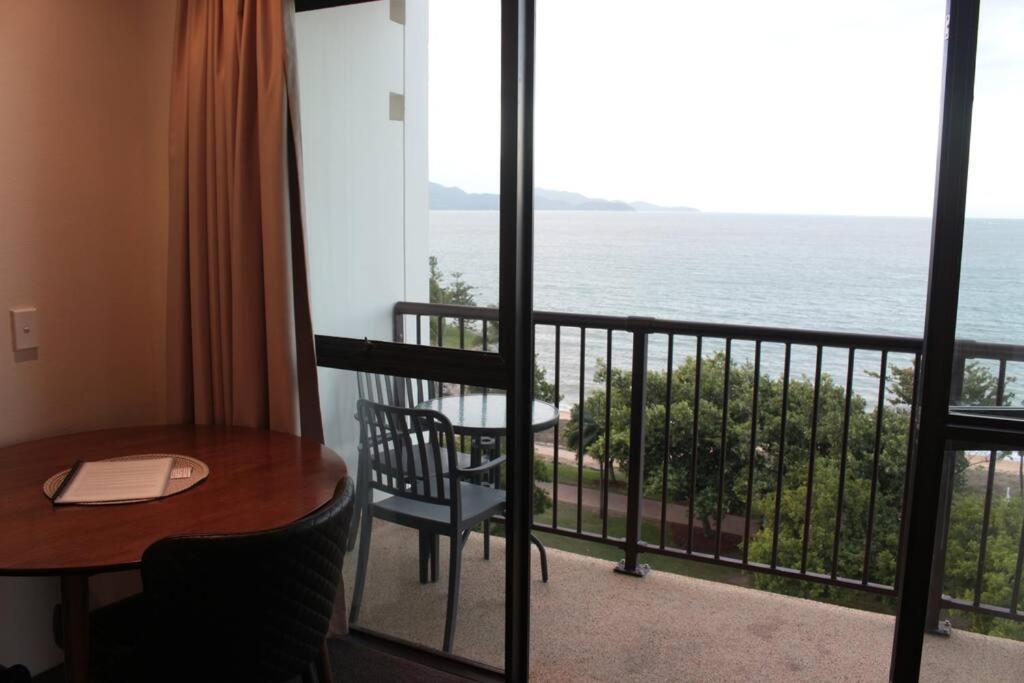 Beautiful Beachfront On The Strand At Aquarius Townsville Exterior photo