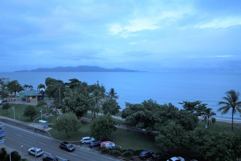 Beautiful Beachfront On The Strand At Aquarius Townsville Exterior photo