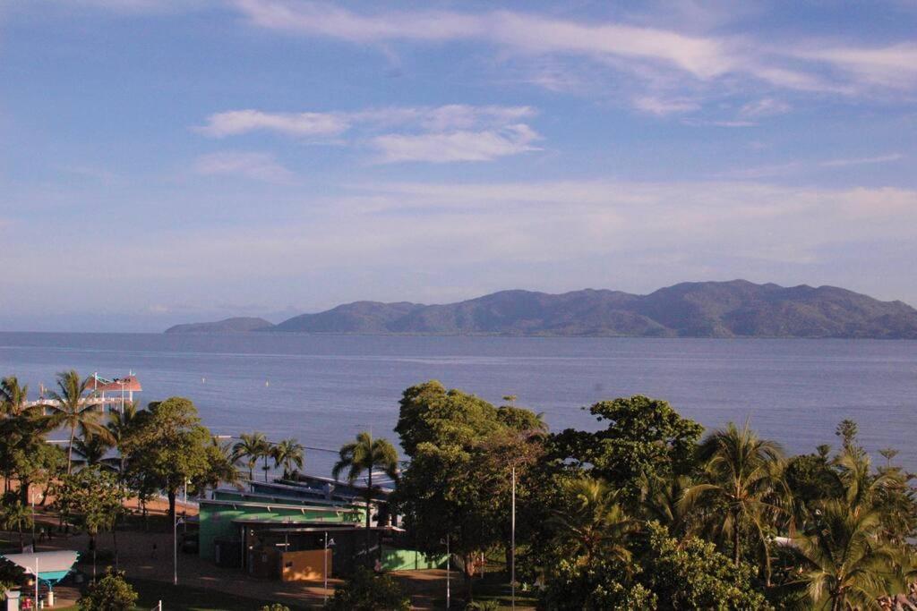 Beautiful Beachfront On The Strand At Aquarius Townsville Exterior photo