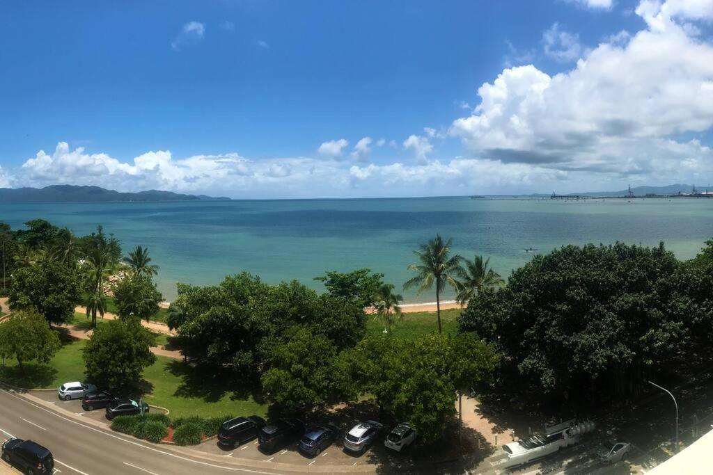 Beautiful Beachfront On The Strand At Aquarius Townsville Exterior photo