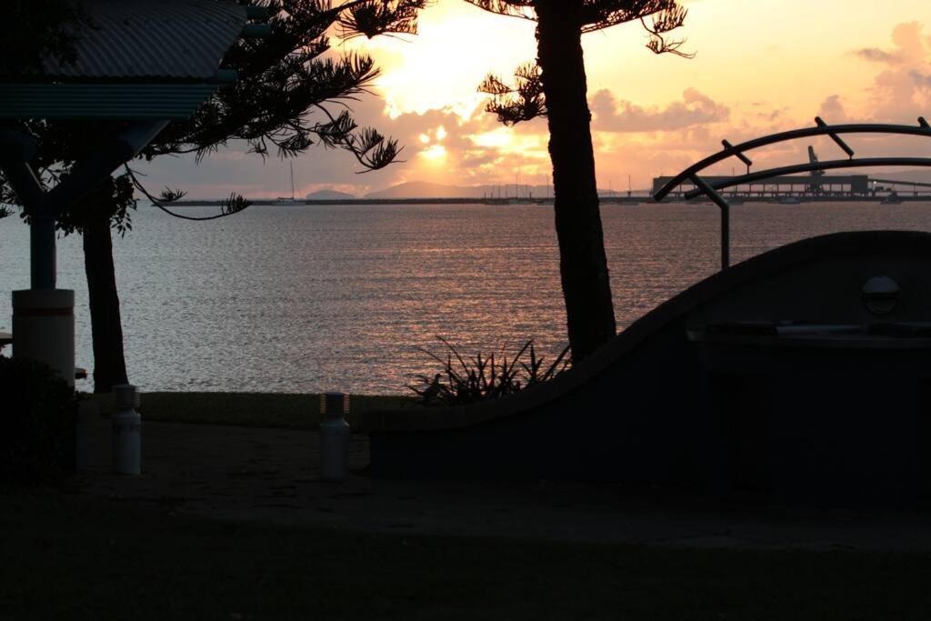 Beautiful Beachfront On The Strand At Aquarius Townsville Exterior photo